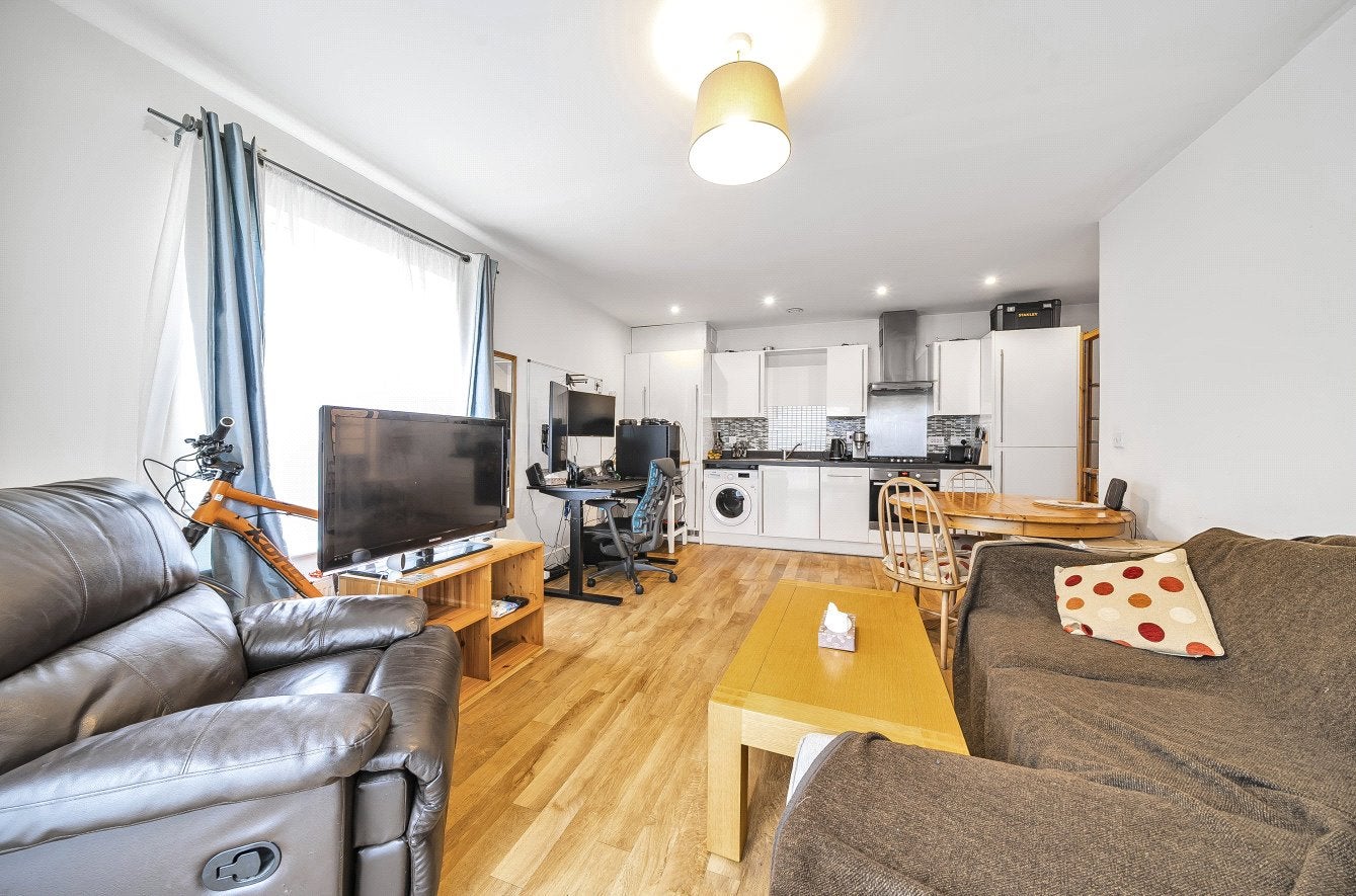 Flat Weatherhill Close in Guildford