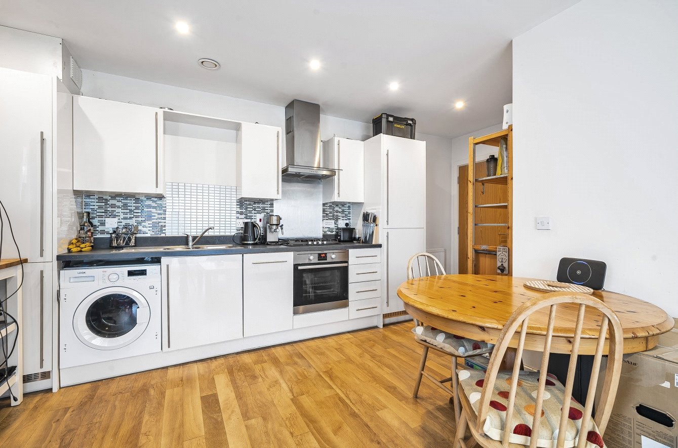 Flat Weatherhill Close in Guildford
