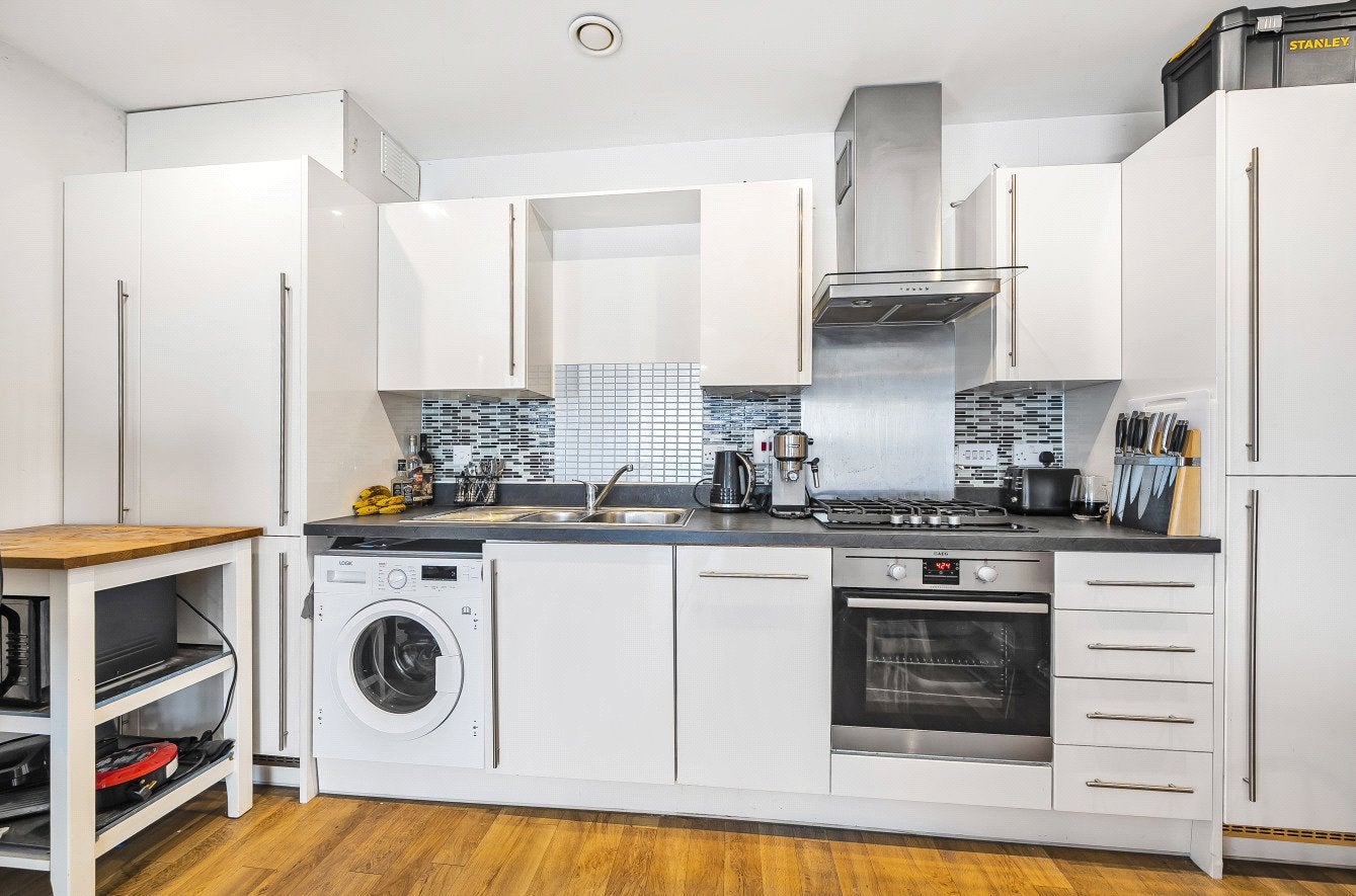 Flat Weatherhill Close in Guildford