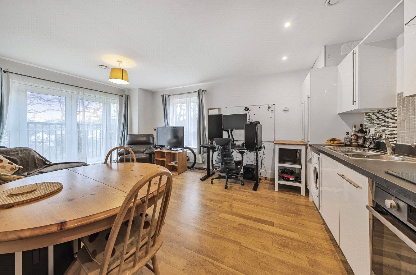 Flat Weatherhill Close in Guildford