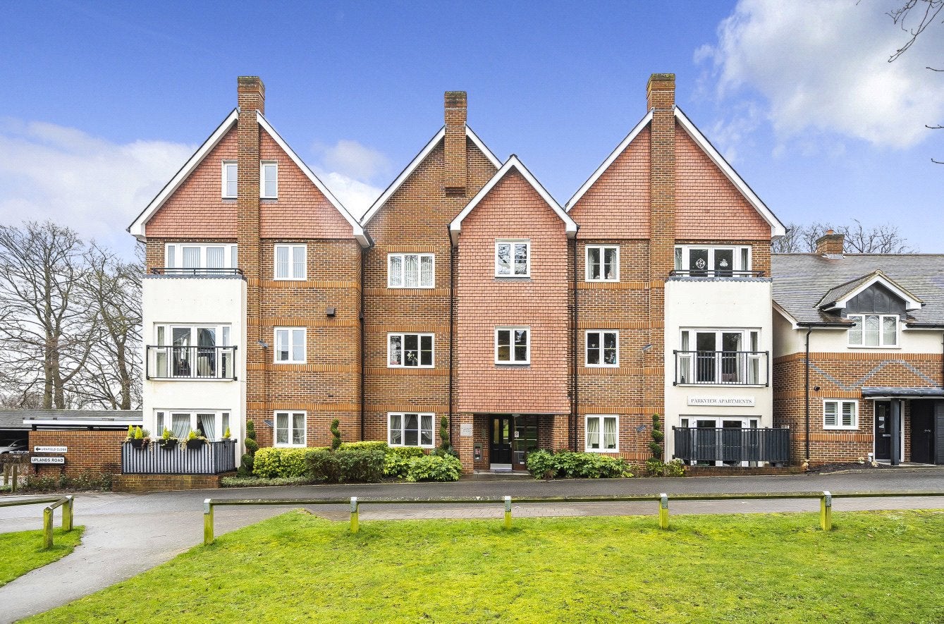 Flat Weatherhill Close in Guildford
