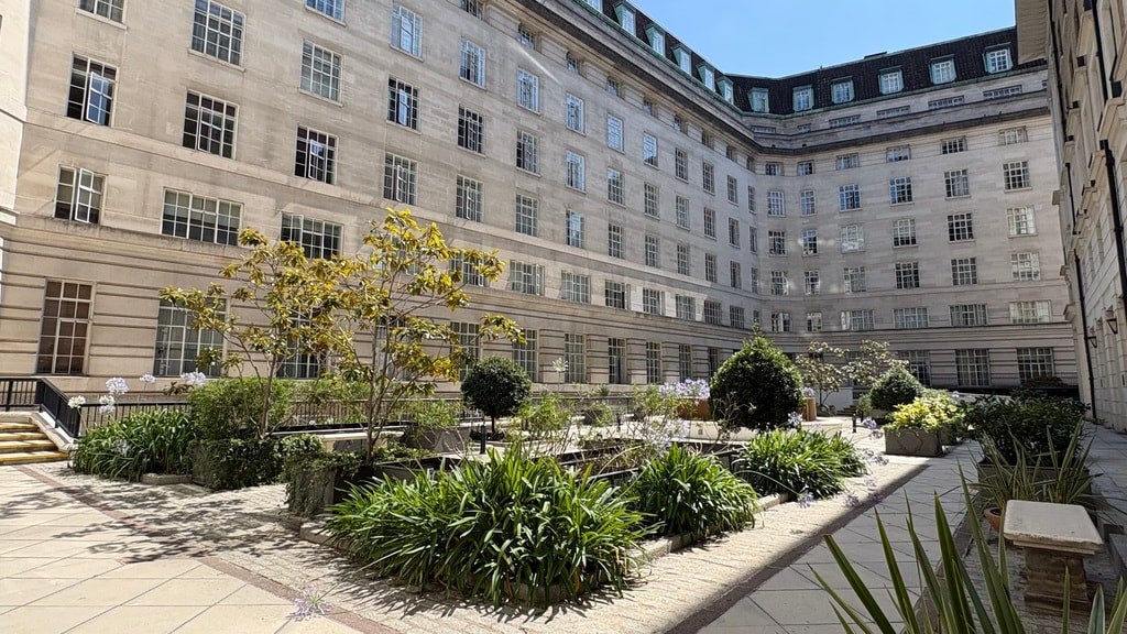 Flat Forum Magnum Square in Greater London