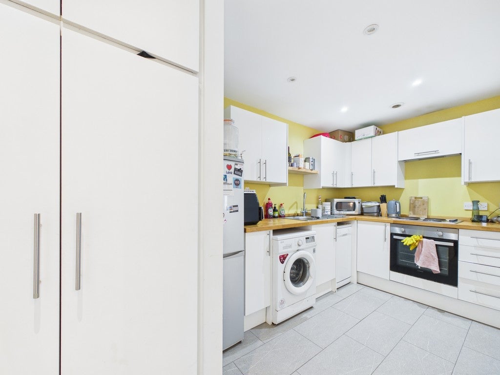 Flat Lower Tanbridge Way in Horsham