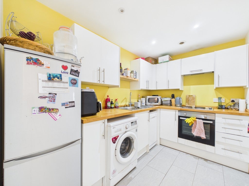Flat Lower Tanbridge Way in Horsham