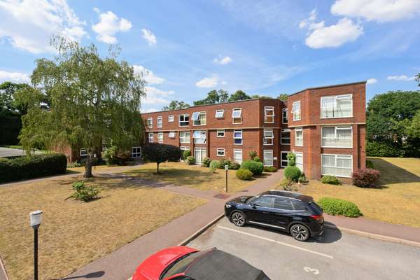 House Queens Court in Elmbridge