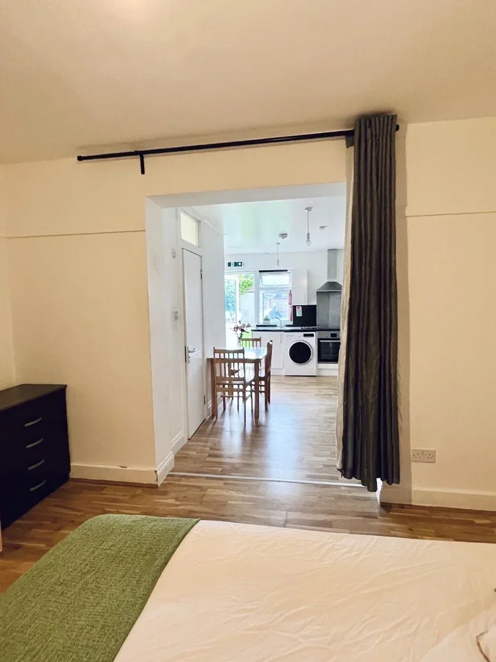 Flat Vivian Avenue in Greater London