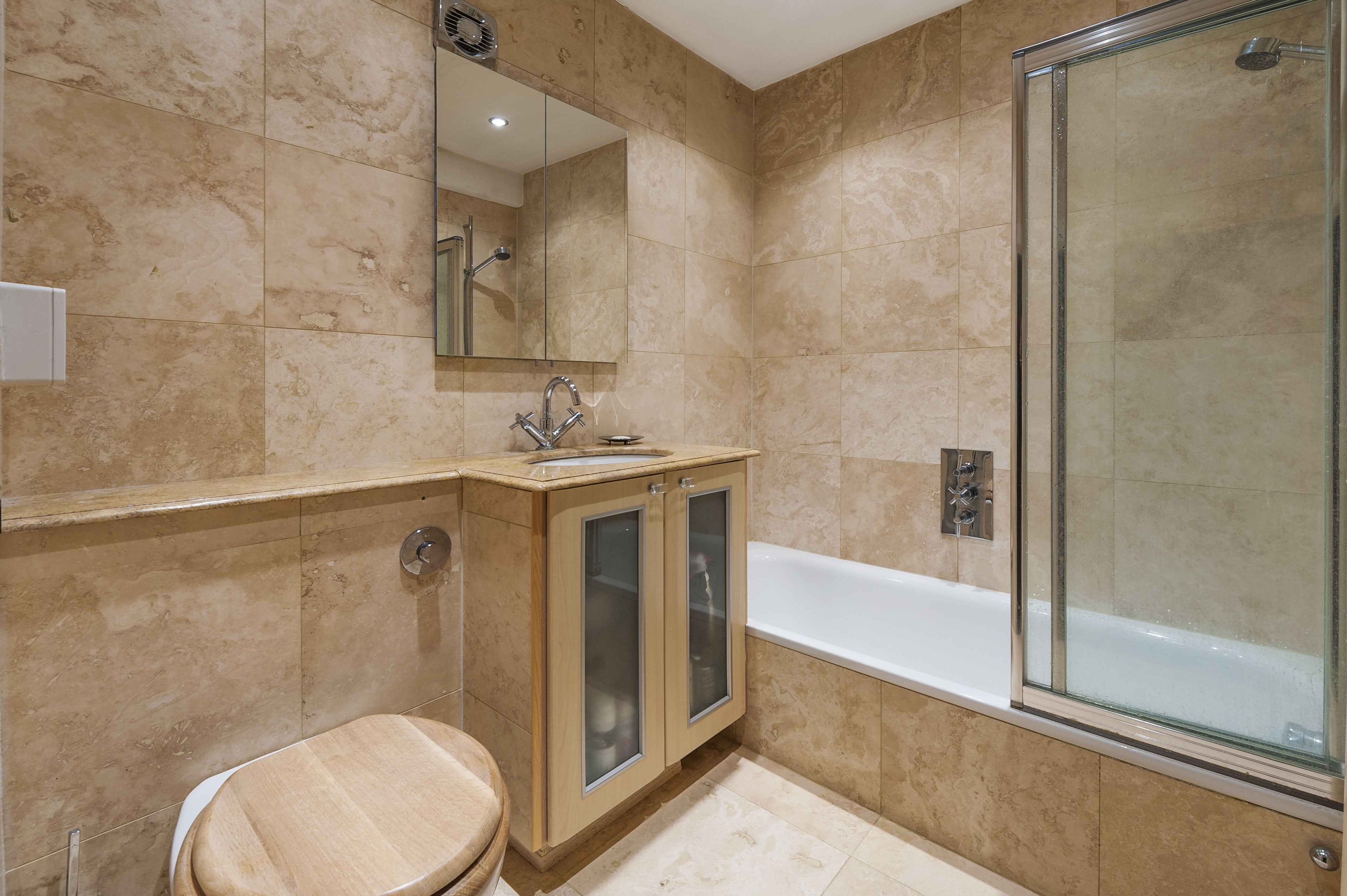 Flat Chelsea Manor Gardens in Greater London