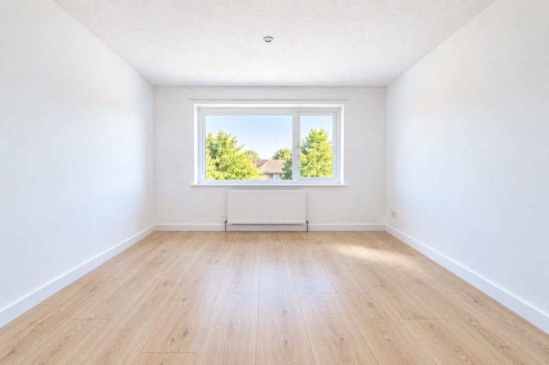 Flat Patrick Connolly Gardens in Greater London