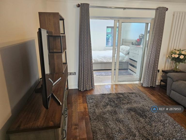 Room Lingfield Avenue in Dartford