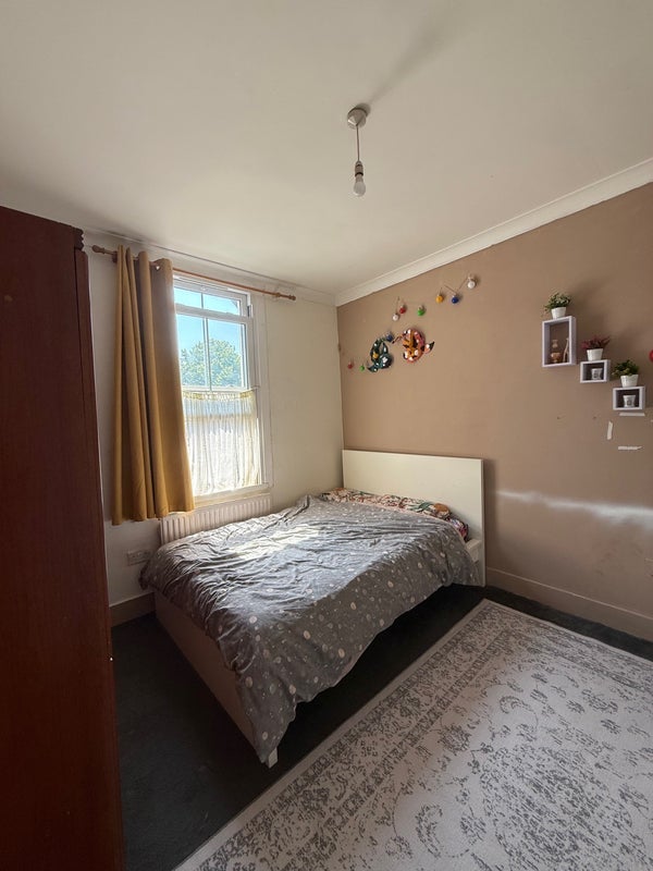 Room Dunlace Road in Greater London