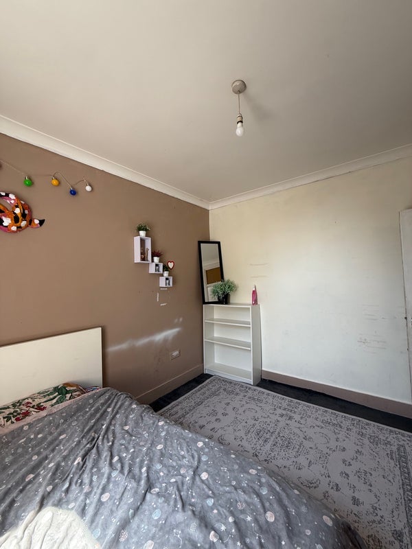 Room Dunlace Road in Greater London
