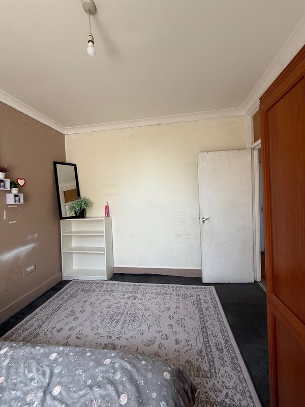 Room Dunlace Road in Greater London