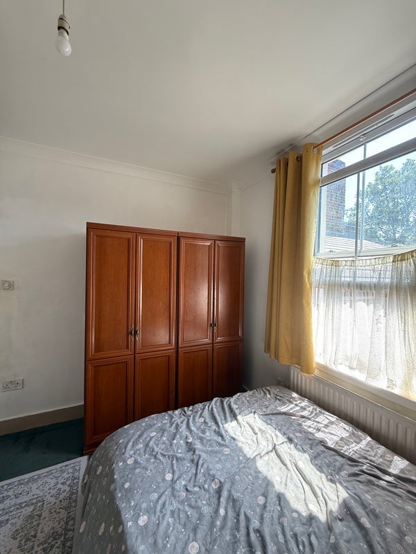 Room Dunlace Road in Greater London