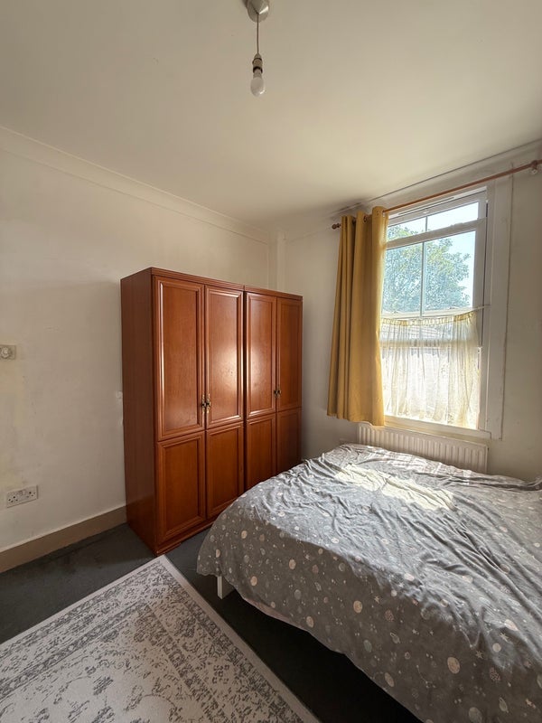 Room Dunlace Road in Greater London