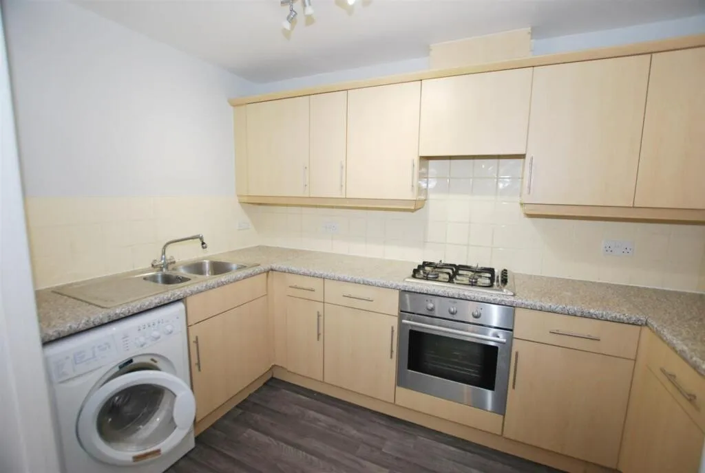 Flat Forty Avenue in Greater London