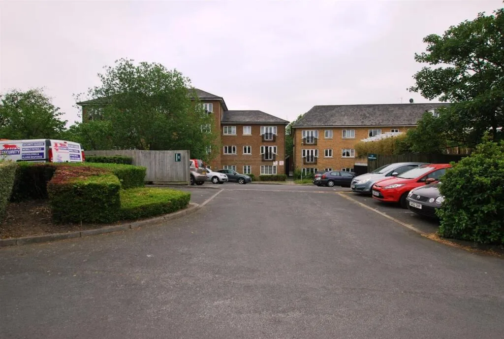 Flat Forty Avenue in Greater London