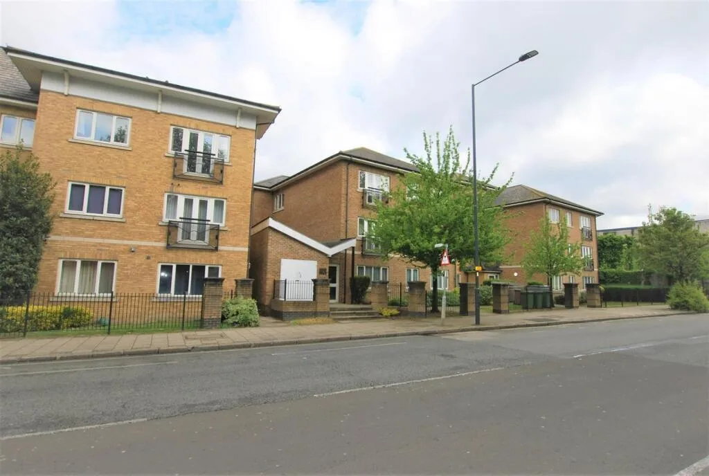 Flat Forty Avenue in Greater London
