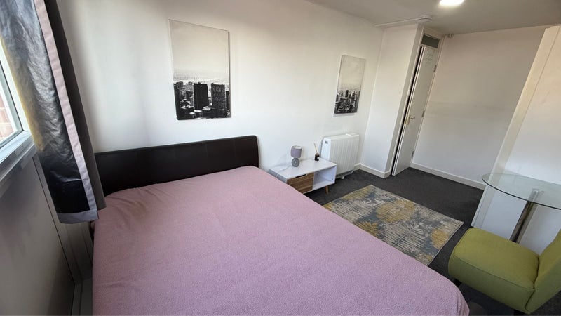 Room Bakersfield in Greater London