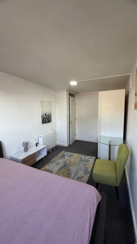 Room Bakersfield in Greater London