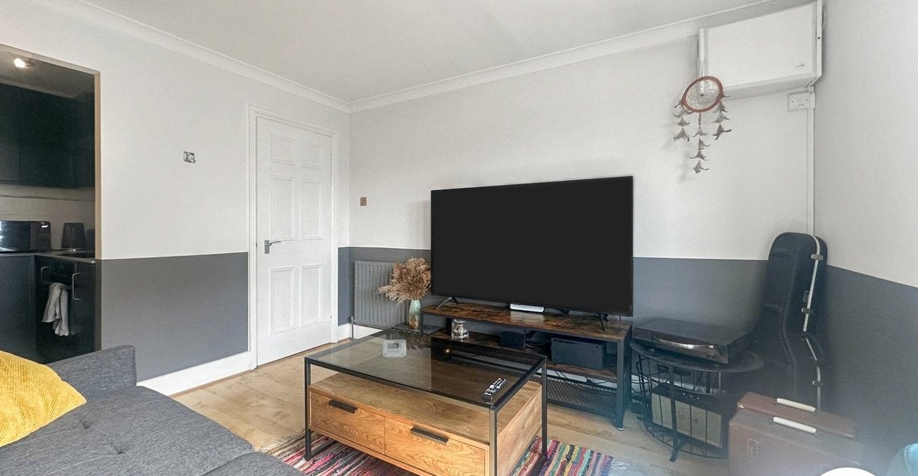 Flat Frances Street in Greater London