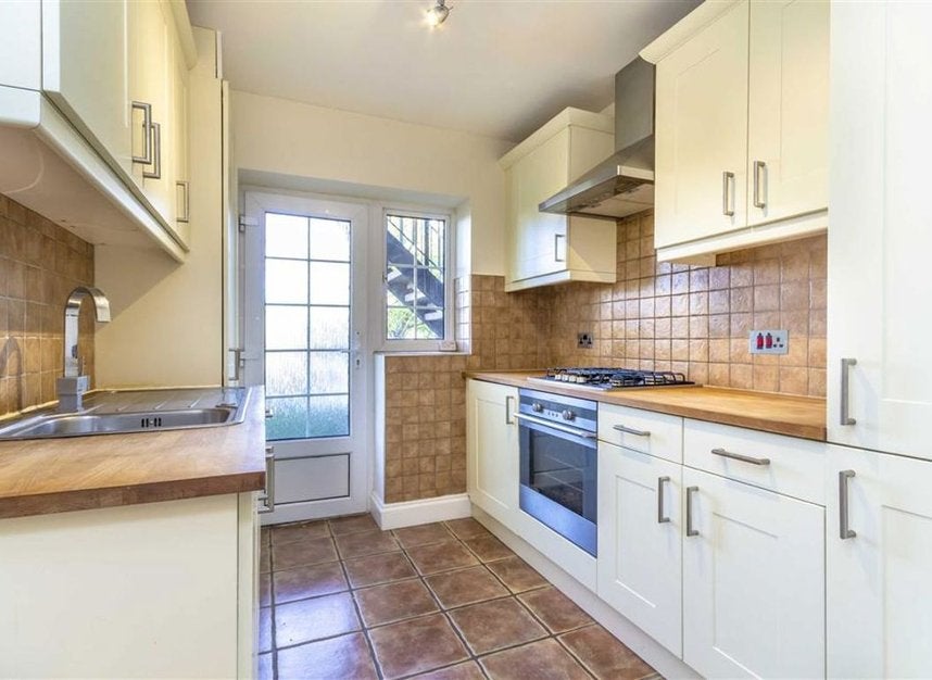 Flat James's Cottages in Greater London