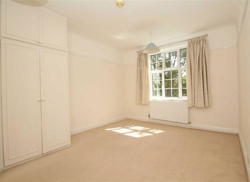 Flat James's Cottages in Greater London