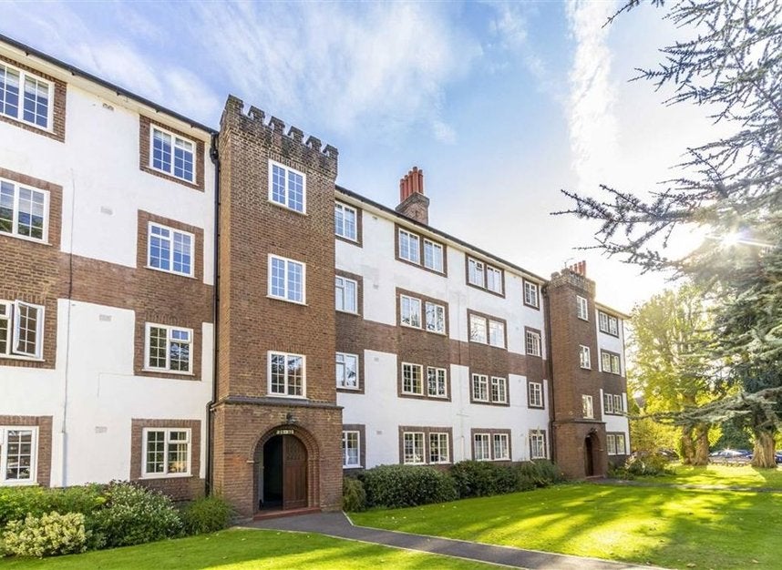Flat James's Cottages in Greater London