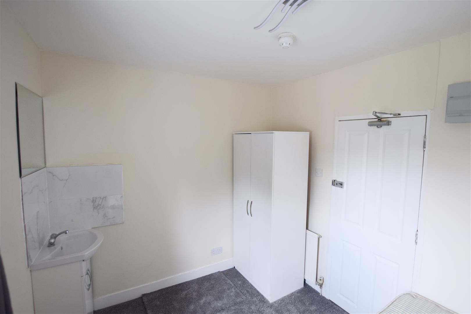 Room Vicarage Road in Watford