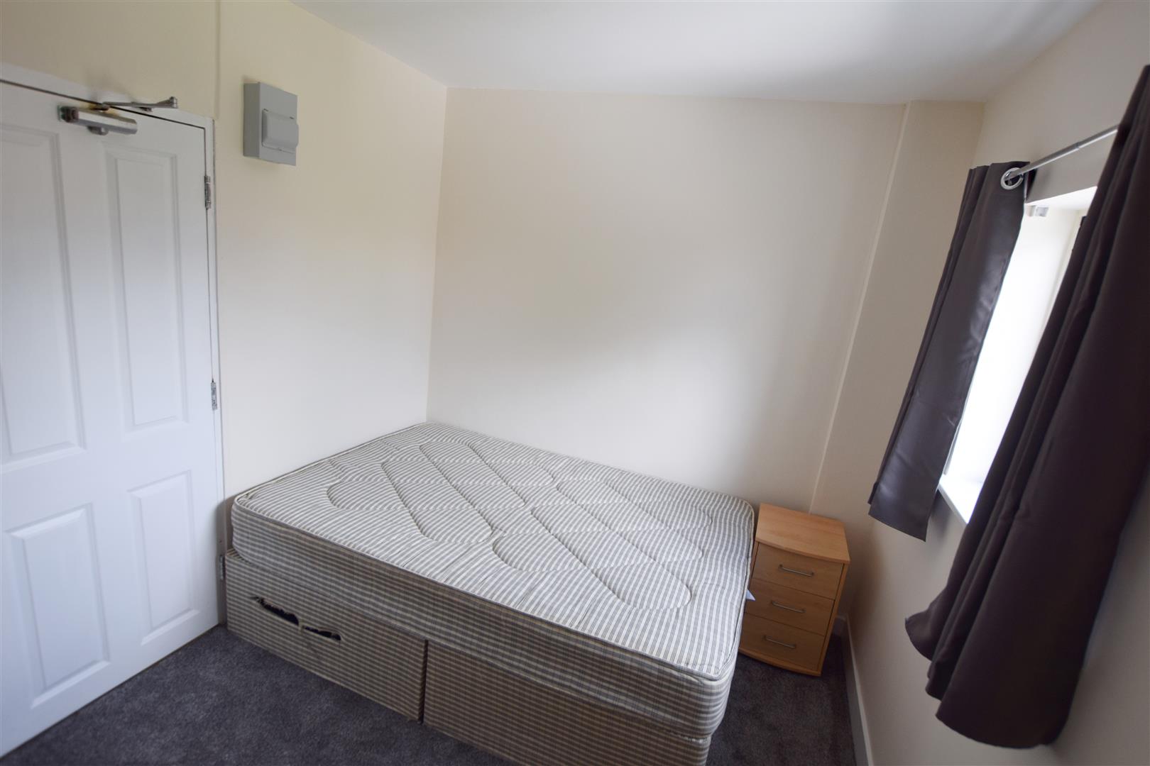 Room Vicarage Road in Watford