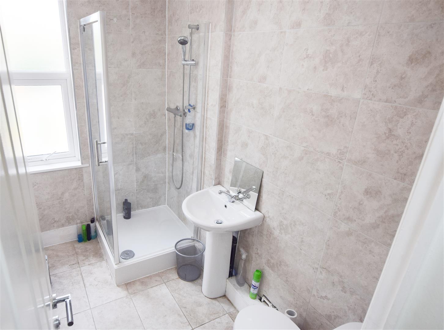 Room Vicarage Road in Watford