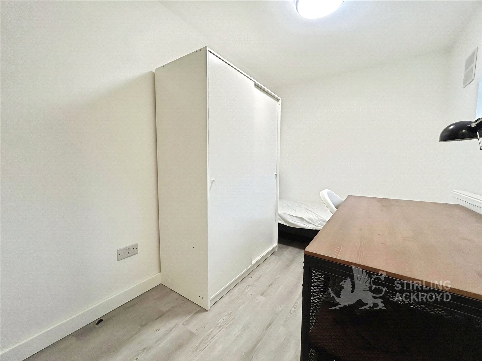 Room Cobbett Road in Guildford