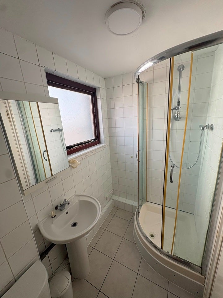 Flat Hainault Road in Greater London
