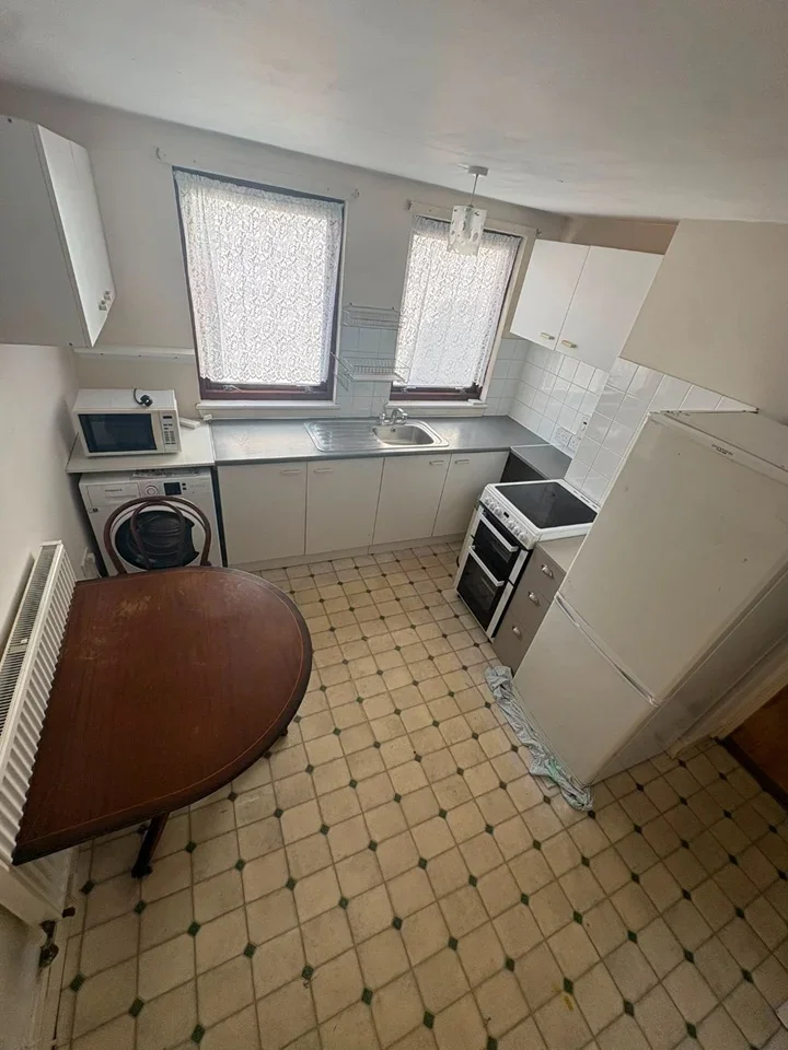 Flat Hainault Road in Greater London