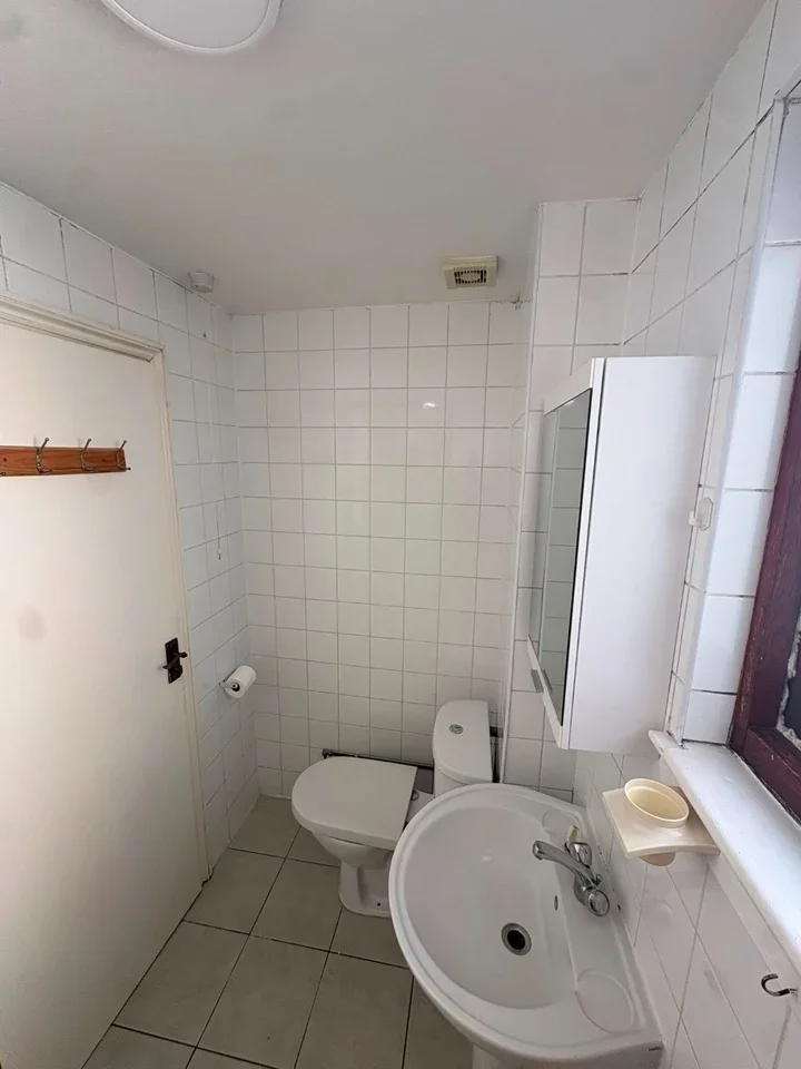 Flat Hainault Road in Greater London