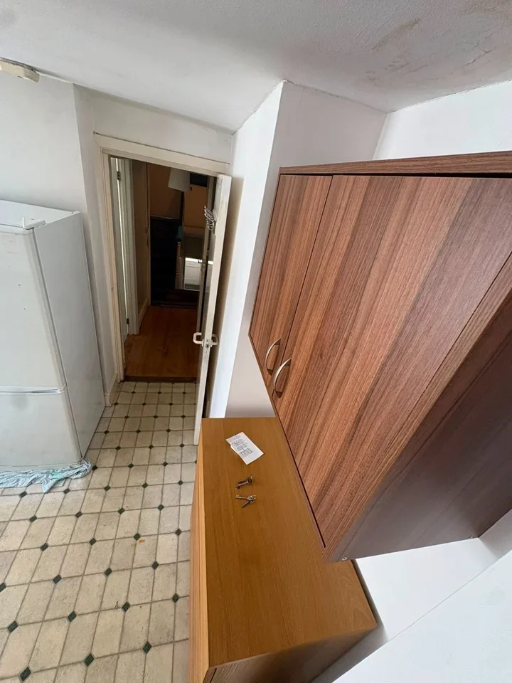 Flat Hainault Road in Greater London