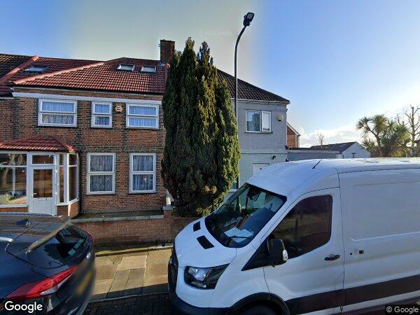 Room Chalfont Avenue in Greater London