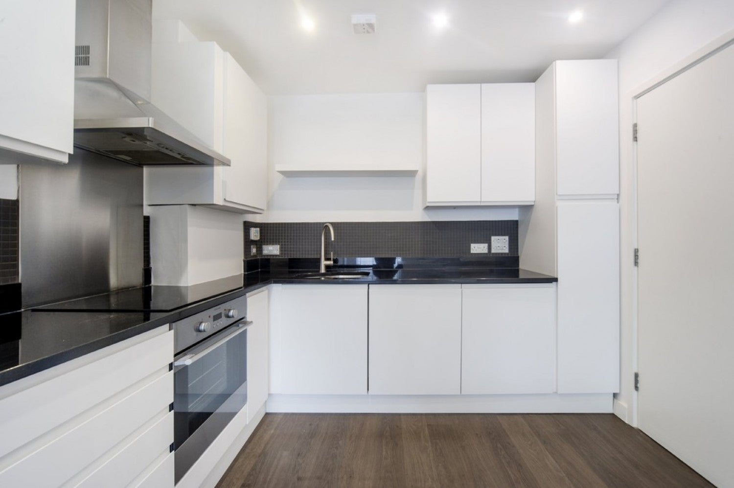 Flat Crowndale Road in Greater London