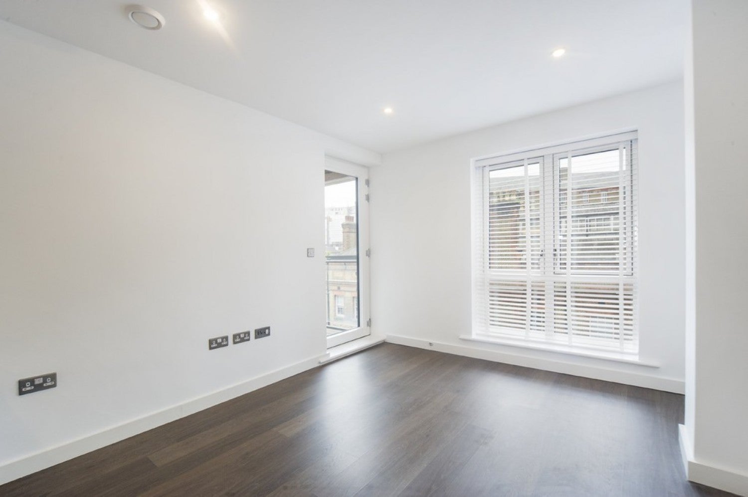 Flat Crowndale Road in Greater London
