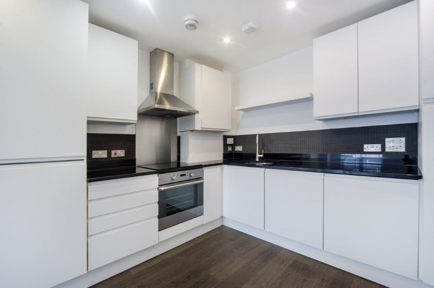 Flat Crowndale Road in Greater London