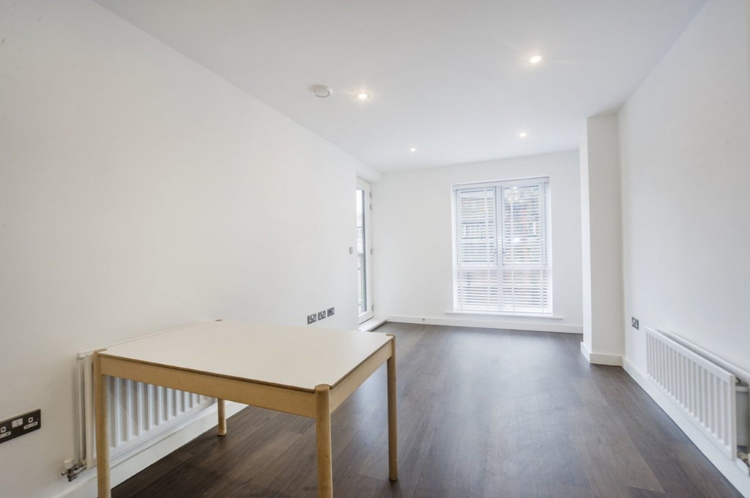 Flat Crowndale Road in Greater London