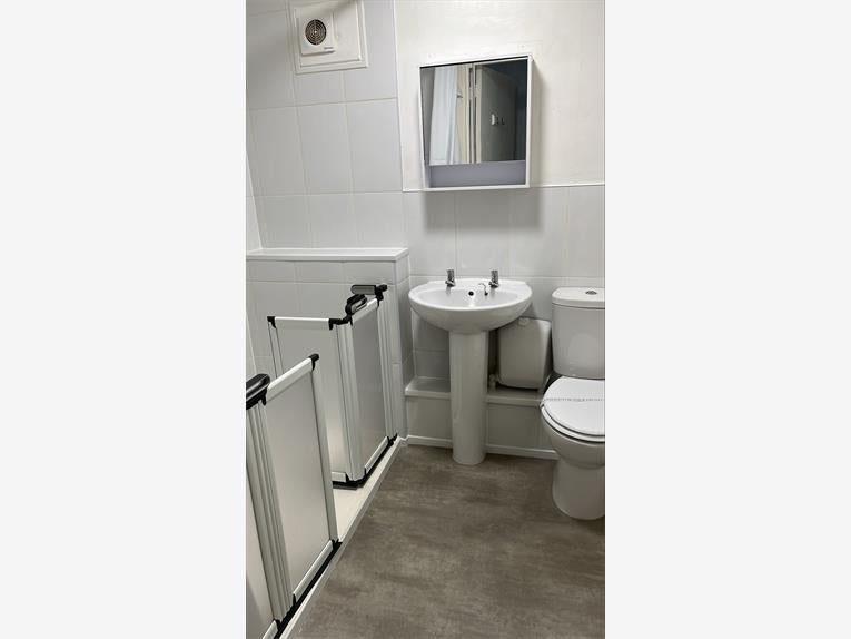 Flat Lindale Court in Shrewsbury
