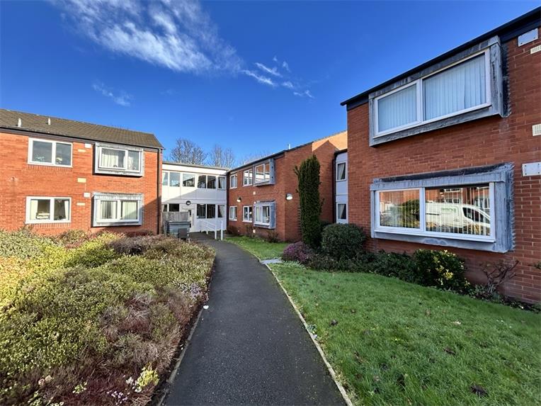 Flat Lindale Court in Shrewsbury