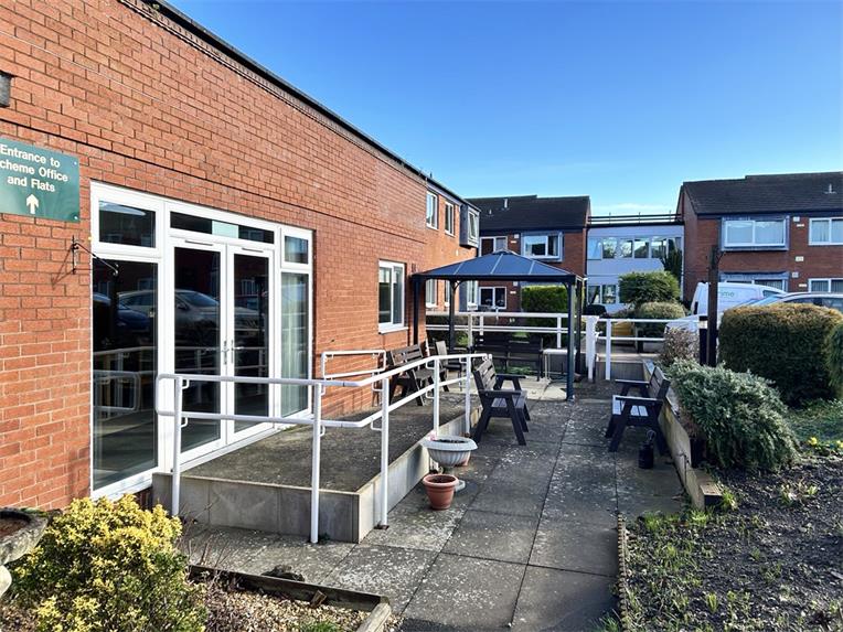 Flat Lindale Court in Shrewsbury