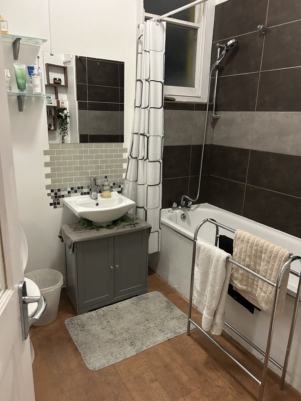 Room Overstone Road in Greater London