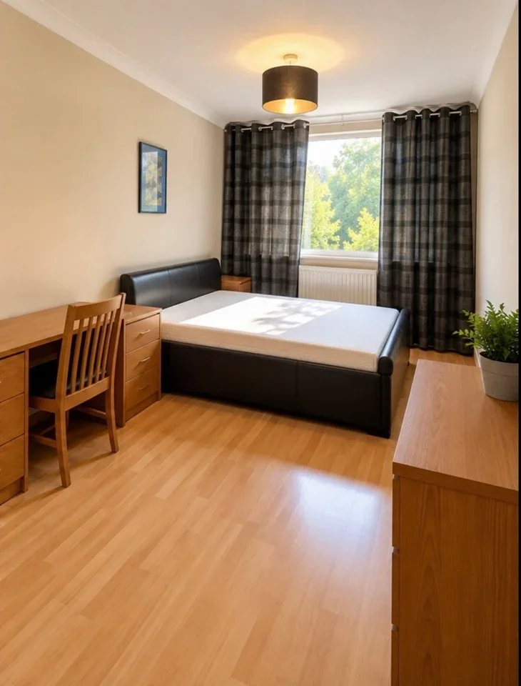 Flat Skinner Street in Greater London