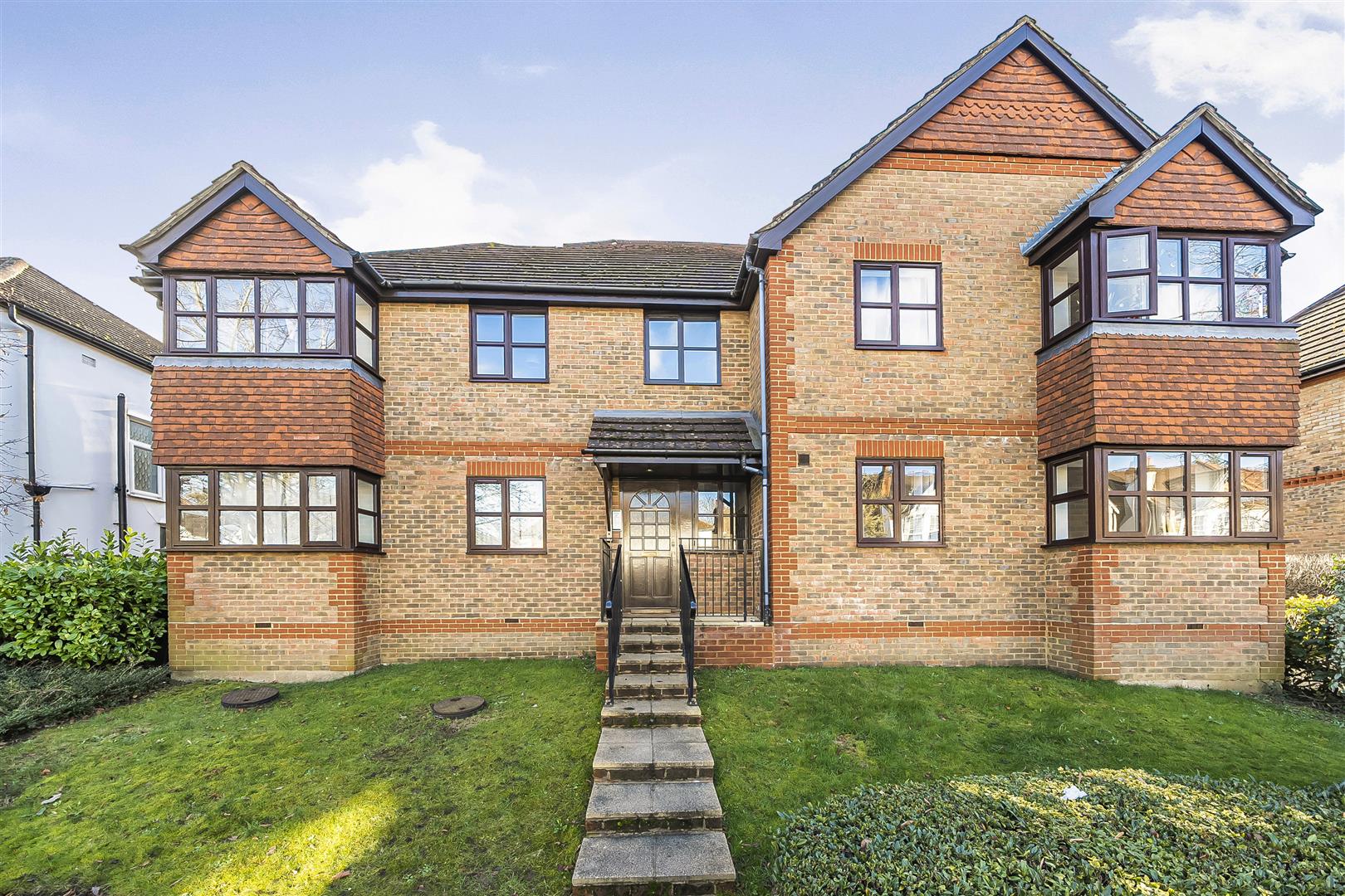 Flat Dukes Avenue in Greater London