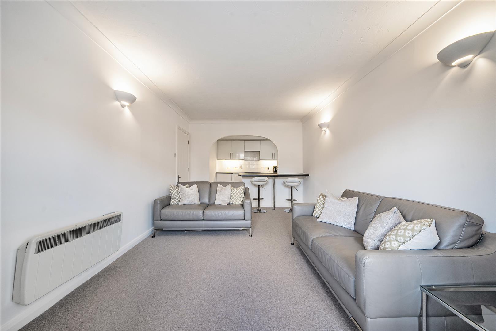 Flat Dukes Avenue in Greater London