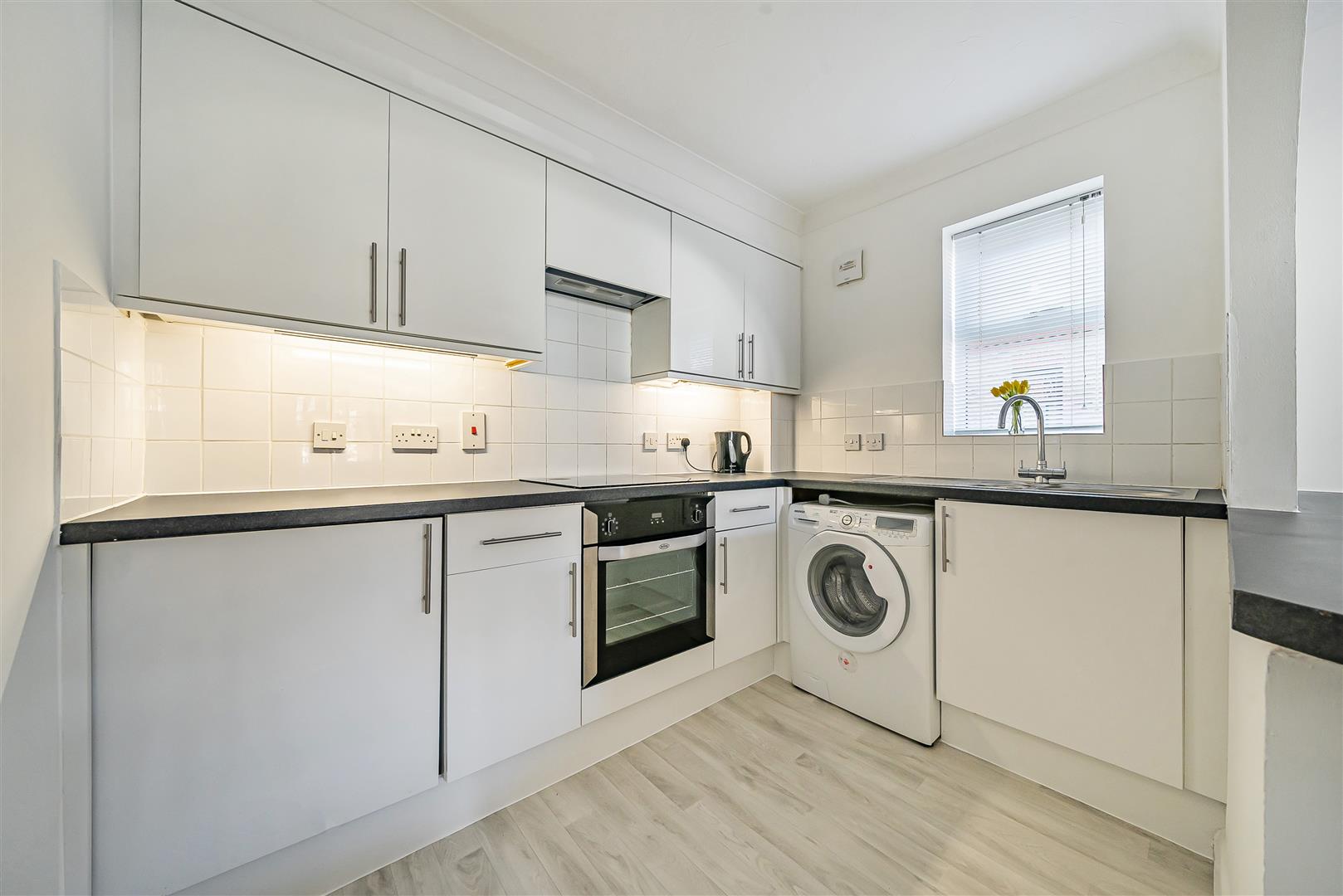Flat Dukes Avenue in Greater London