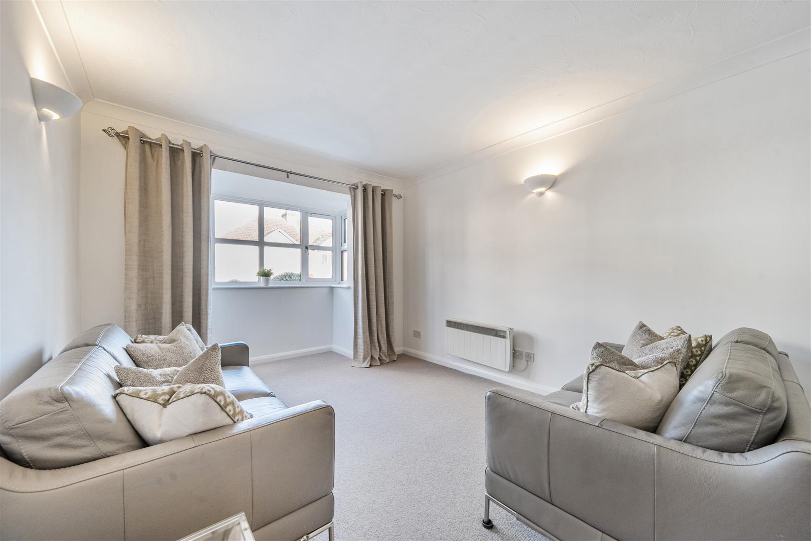 Flat Dukes Avenue in Greater London