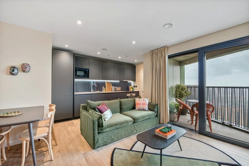 Room Reed Avenue in Greater London